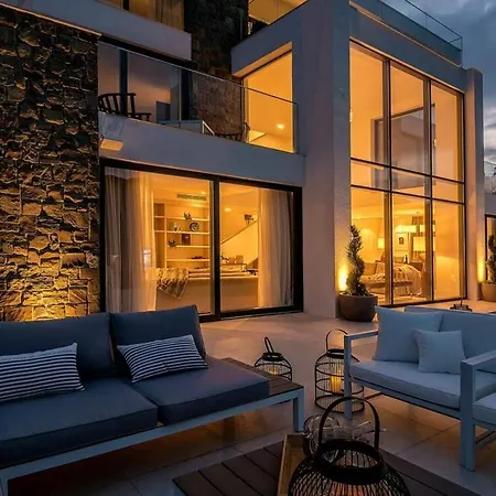 Grand Intense With High End Beachfront 科尔丘拉