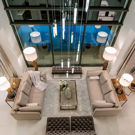 Grand Intense With High End Beachfront 科尔丘拉