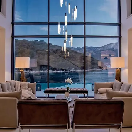 Grand Intense With High End Beachfront Κόρτσουλα