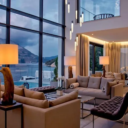 Grand Intense With High End Beachfront Vila *